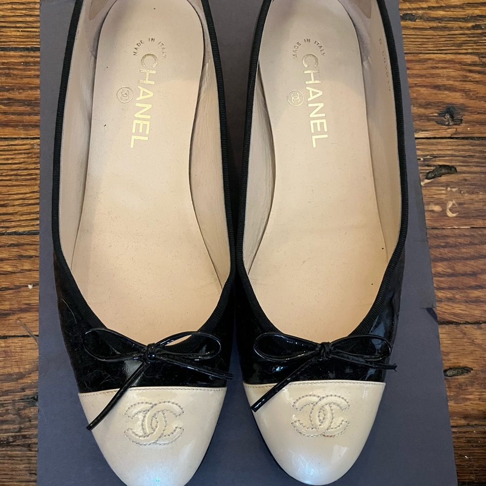 CHANEL Black and Cream Ballet Flats